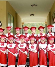ÁO TỐT NGHIỆP CẤP 1 LÀ GÌ